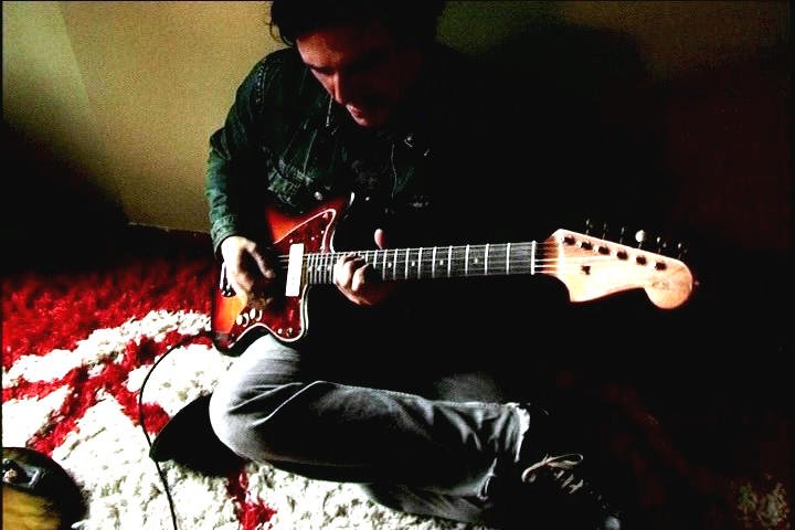 Ma guitare a des incrustations de nacre... Ma guitare est du printemps le sacre... Quand je m'ennuie... quand je dprime ou que je drape... Ma guitare attend que je t'attrape... Ma guitare a des pices parfaitement ajustes comme un carburateur chrom... Ma guitare qui pleure et qui rit... Ma guitare est une Ferrari... Ma guitare! Un jour je mourrai et j'irai dans le ciel des guitare heros... L o Jimi Hendrix est Django... L o les filles font de la tambourine et des back vocaux... Love me play with me... Like you do with your guitar-han-han-han-han-han-han... With your guitar-han-han-han-han-han-han "Jean Leloup"